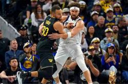 B体育体育活动-勇士惨败独行侠，库里苦战奋力但功亏一篑的简单介绍