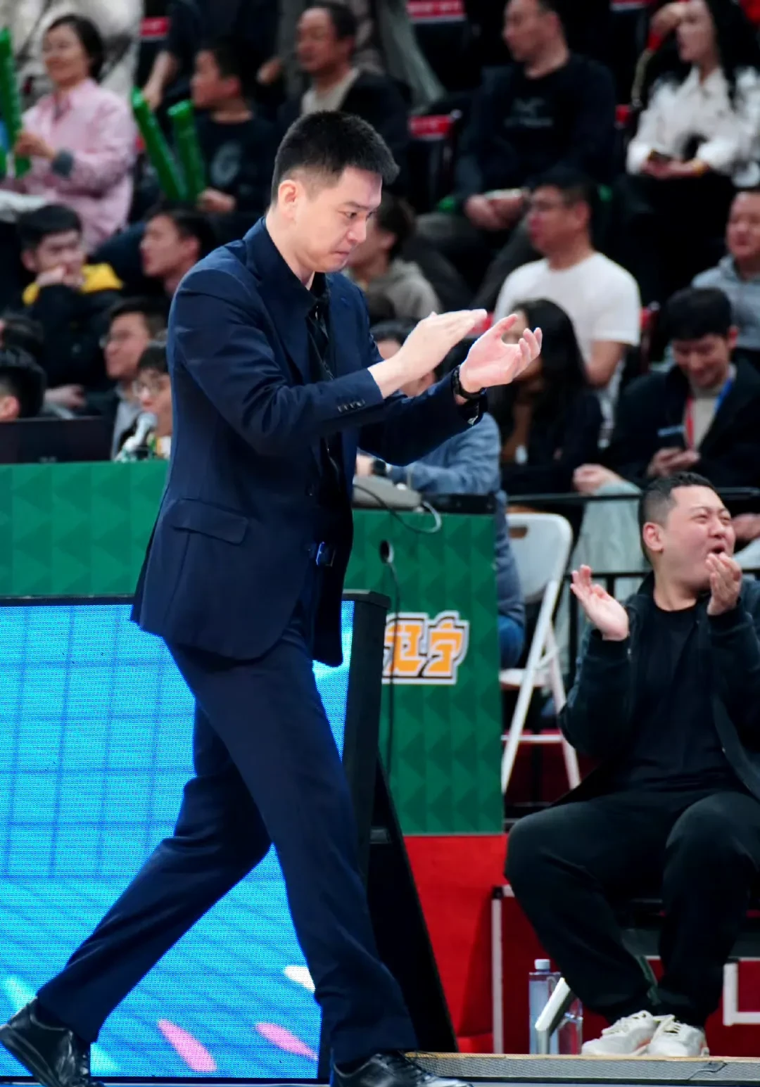 关于防守反击的默契，球队稍有松懈便失分的信息