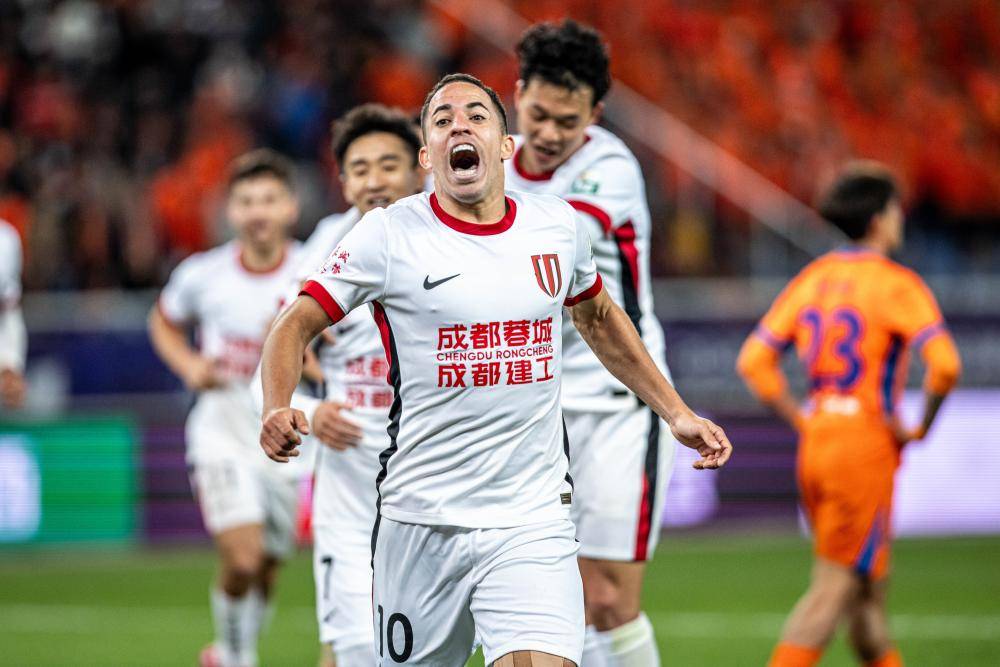 关于防守反击的默契，球队稍有松懈便失分的信息