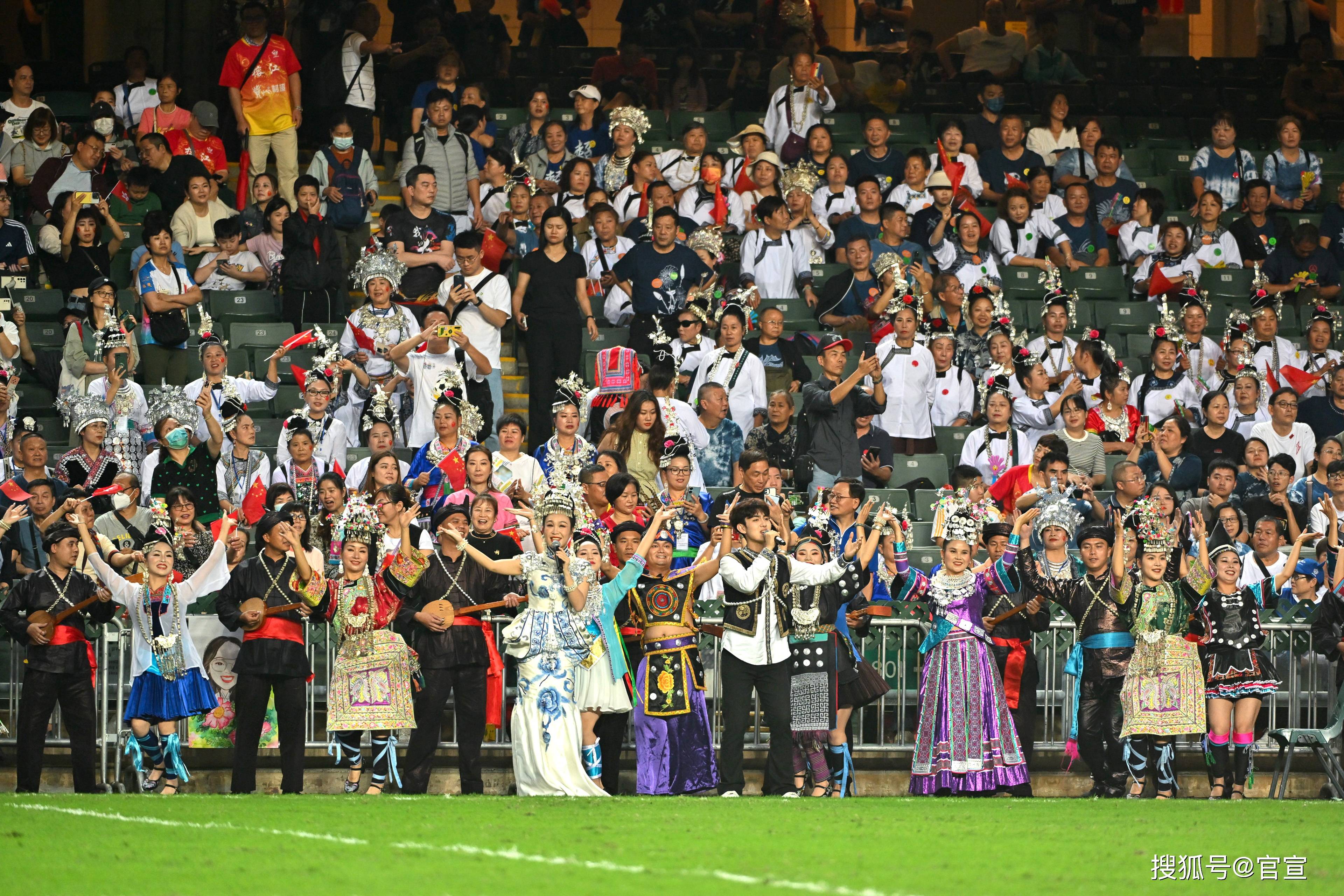 足球赛事现场观众热情洋溢，气氛融洽