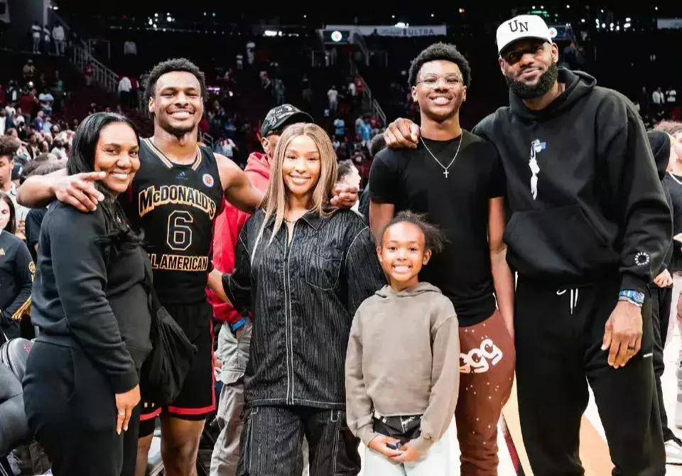 关于勒布朗-詹姆斯在社交媒体上晒出与家人度假照片的信息 关于勒布朗-詹姆斯在社交媒体上晒出与家人度假照片的信息