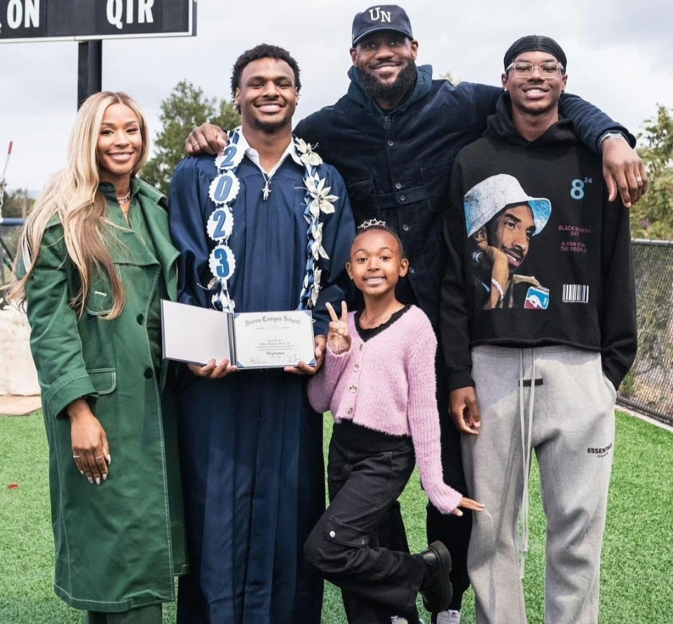 关于勒布朗-詹姆斯在社交媒体上晒出与家人度假照片的信息 关于勒布朗-詹姆斯在社交媒体上晒出与家人度假照片的信息