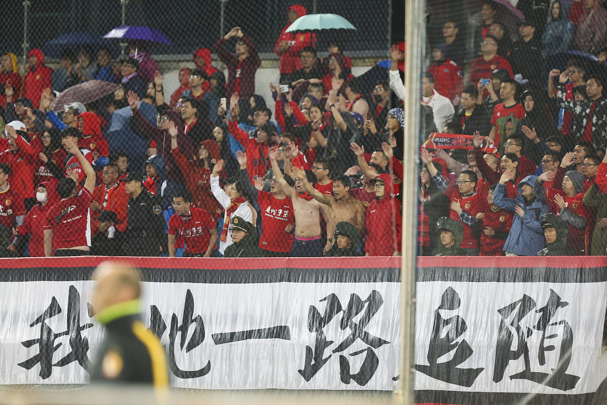 不畏艰难险阻,球队在比赛中取得胜利 不畏艰难险阻,球队在比赛中取得胜利