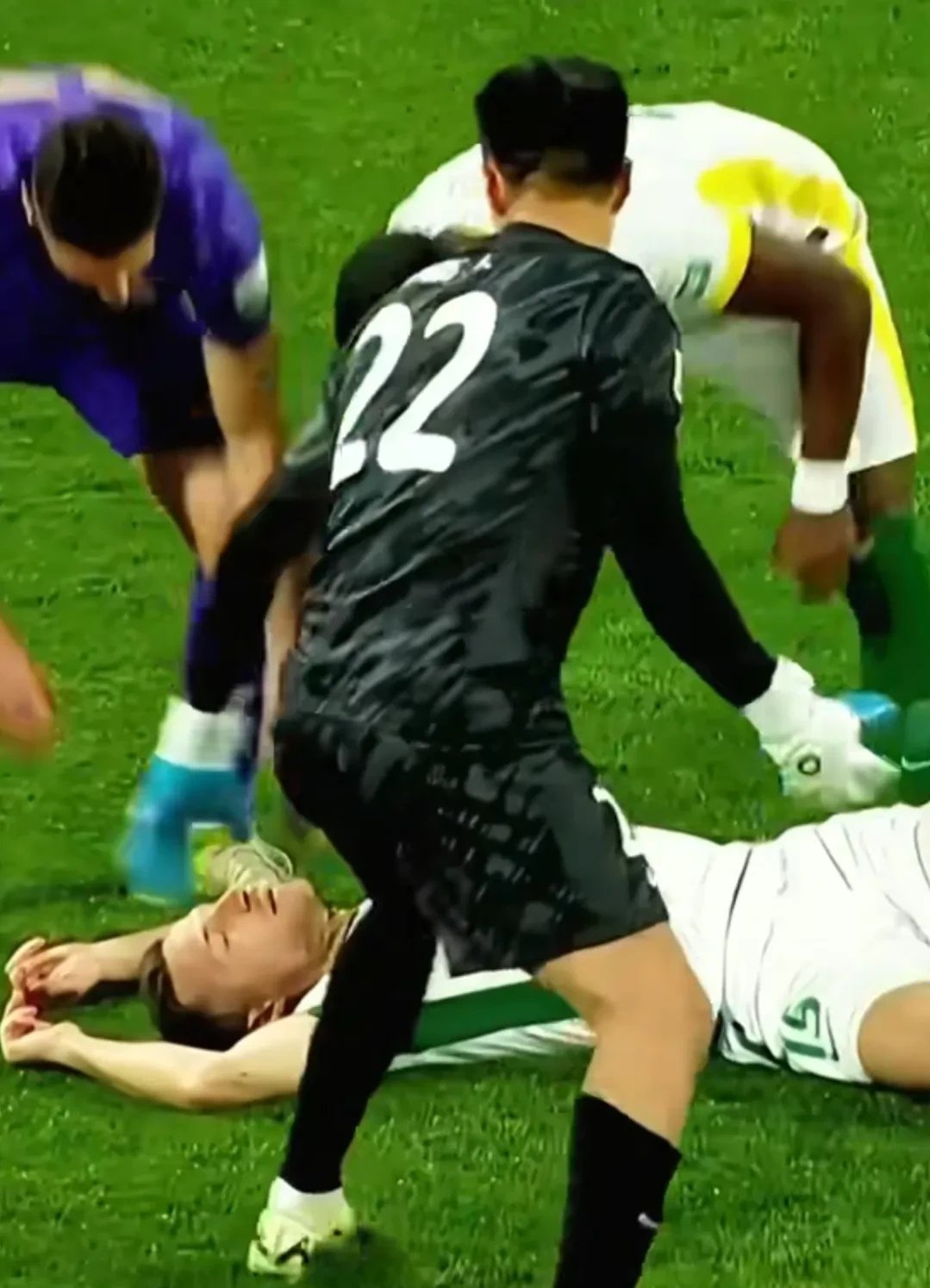 足球赛场上发生的惊喜瞬间令人感动的简单介绍